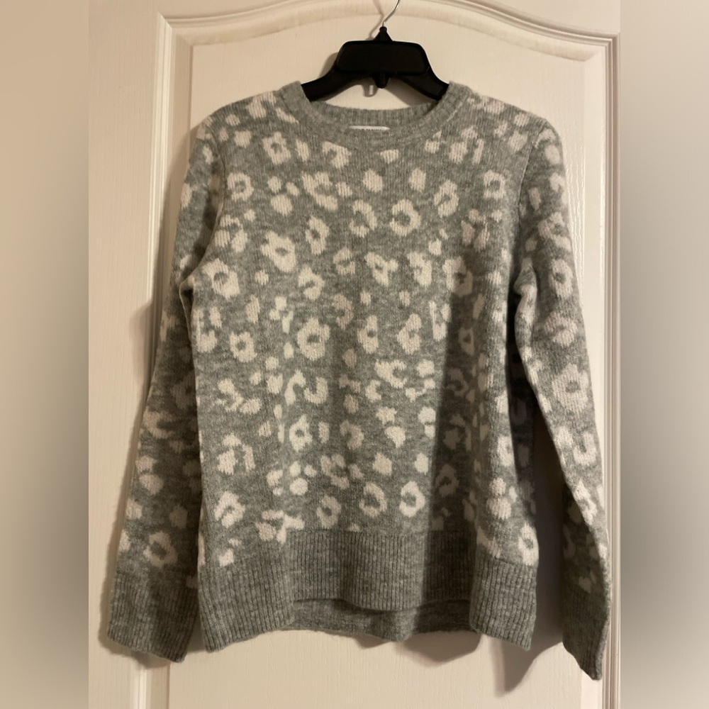 Old Navy Sweater Womens Medium‎ Gray White New Leopard Print Pullover Cozy